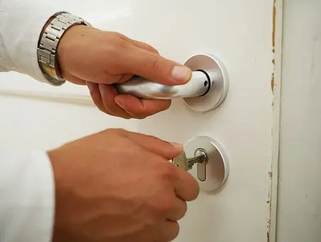 Broken-Key-Extraction--in-Compton-California-broken-key-extraction-compton-california.jpg-image